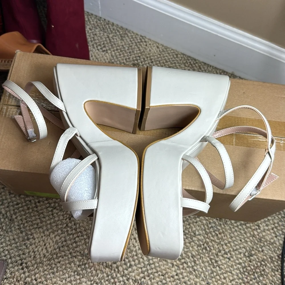 NWOT - • BCBGeneration • Women's Sandi Sandal, Stone, Size 9 - FABULOUS! 🤩
